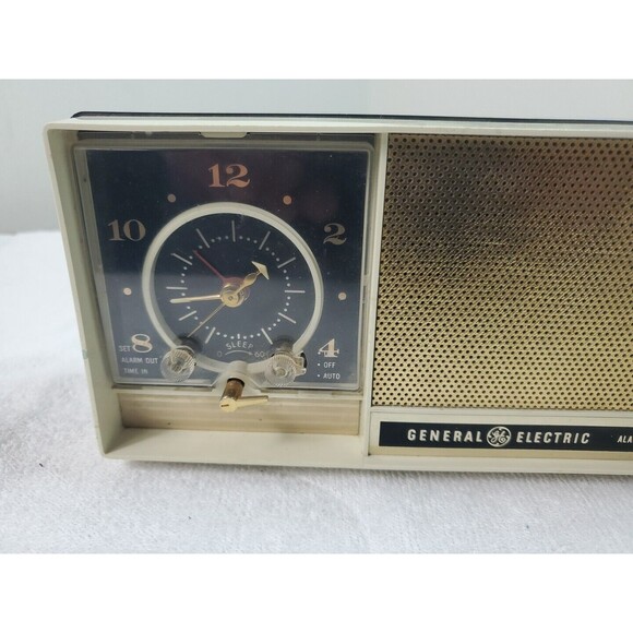 GE Model CT-455A AM Radio With Alarm Cream And Black 1960's Vintage - Picture 5 of 10